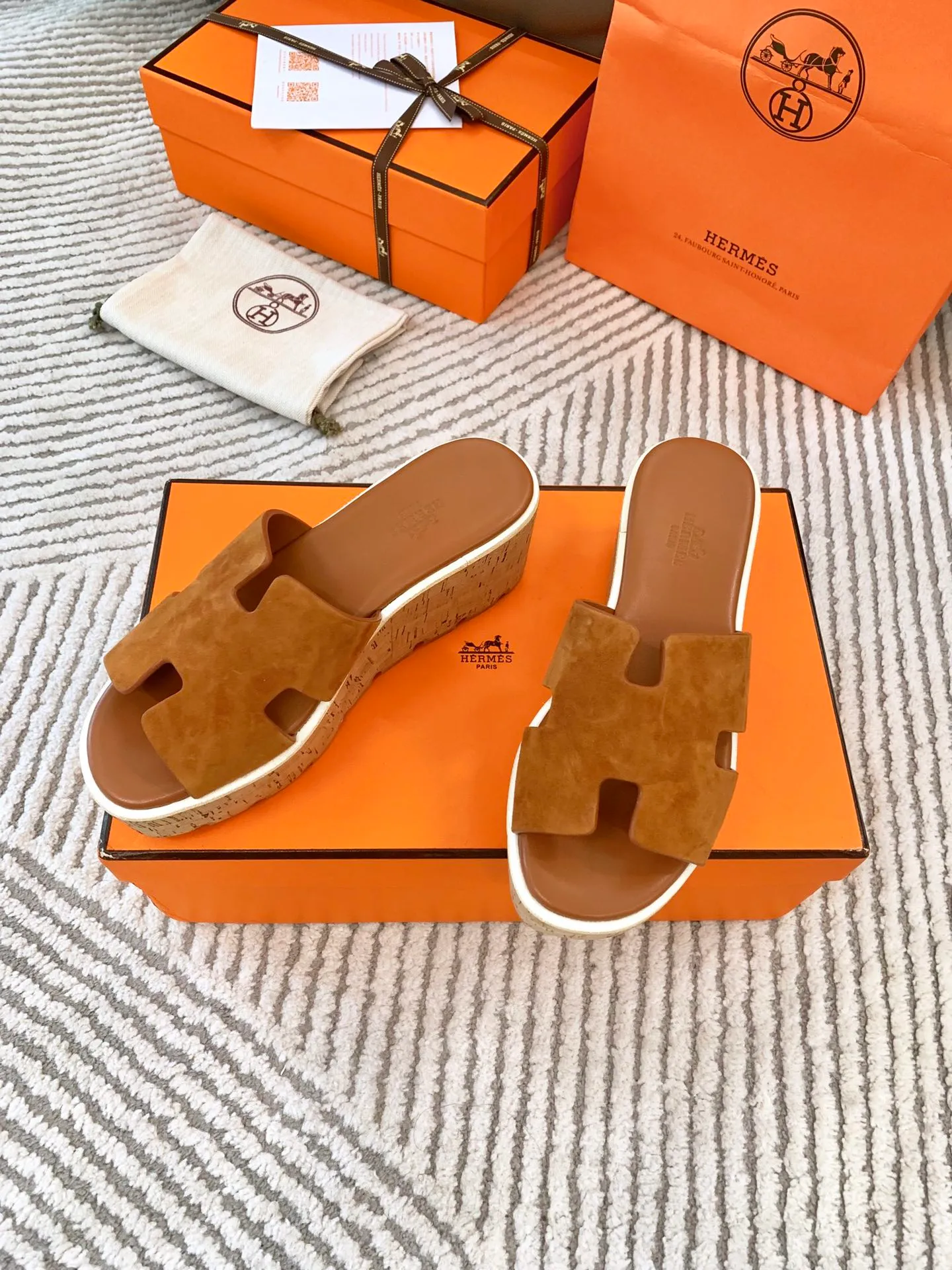 👟👟Ex-factory price 500👟👟 Peak enamel is made by hand, supreme purchasing agent level! Hermes spring and summer new slippers, high-end customization, exclusive products, the highest version in the industry, authentic mold opening and customization, laminating technology, heavy investment in development of a fully matched steel mold, perfect authentic version of the logo, exclusive correct version of the original font, Italian original calfskin cut upper, non-slip rubber outsole, lining: foot pads, pure imported Italian mixed breed, environmentally friendly goatskin, genuine leather welt, original packaging size: 34~41 (34.40. 41) Customized-no returns or exchanges